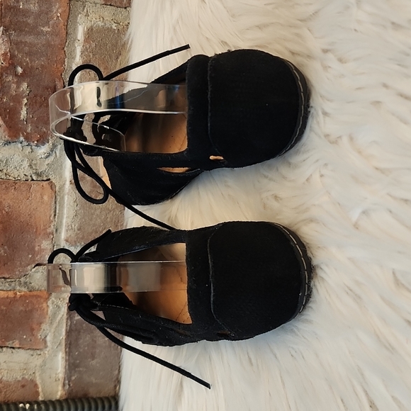 Earth Plover Wide Black Leather Sandals, Size 6B - Picture 10 of 17